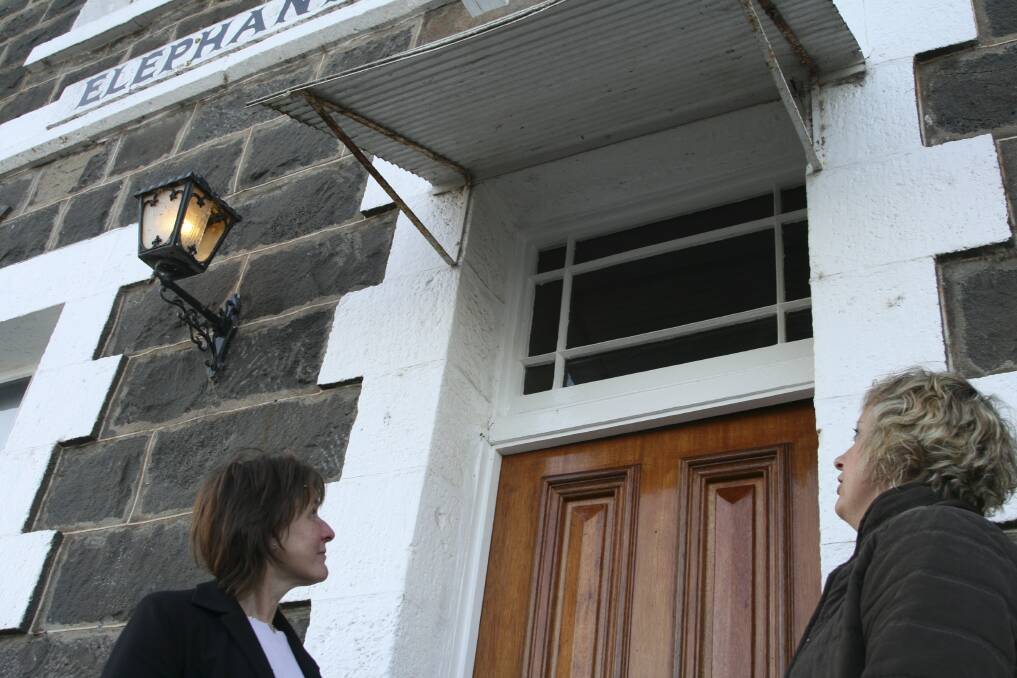 Then-owner Leone de Ferranti and medium Tracey Mercer outside the Elephant Bridge Hotel in 2008.