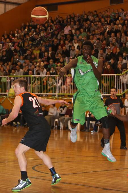 CROWD LIFTER: Seahawks import Alex Starling put on a show for a bumper quarter-final crowd at the Arc, sinking a game-high 31 points in their loss. Picture: Vicky Hughson 
