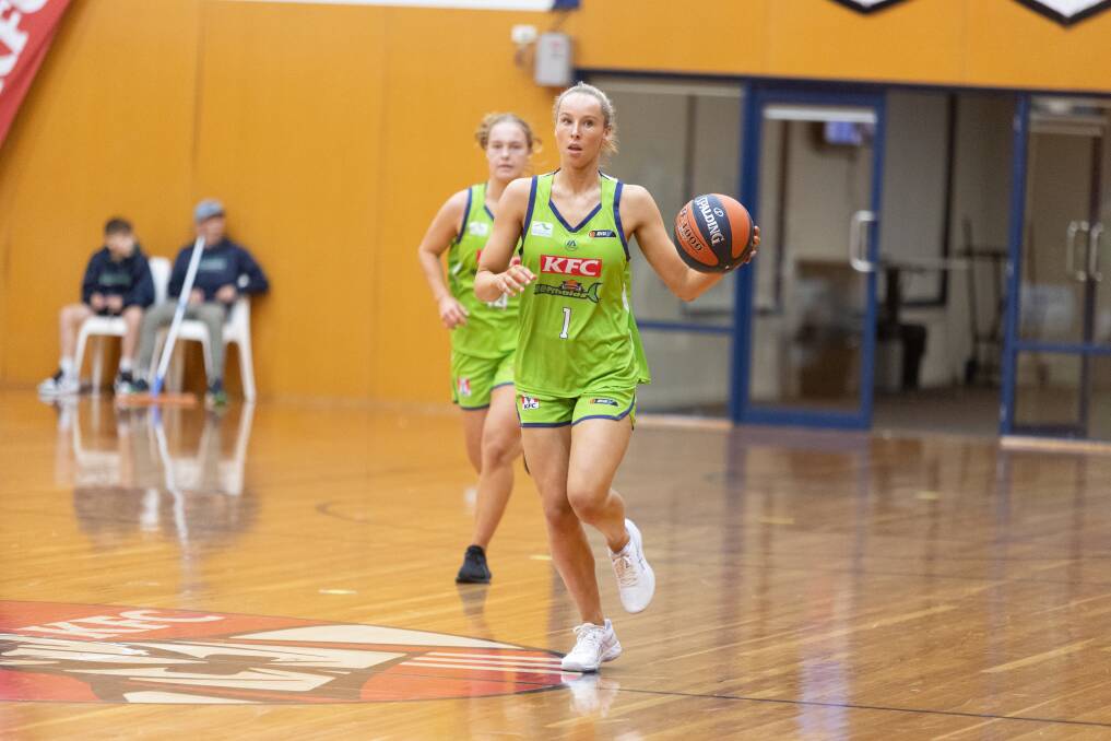 Poppy Myers in action for Warrnambool Mermaids. Picture by Eddie Guerrero 