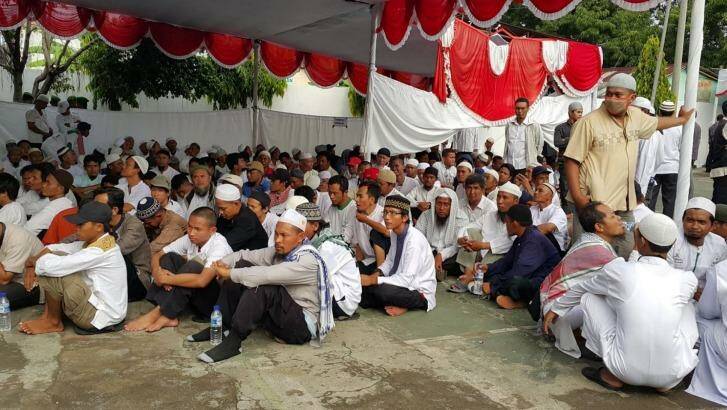 Supporters of radical Indonesian cleric Abu Bakar Bashir wait outside court in Cilacap. Photo: Amilia Rosa