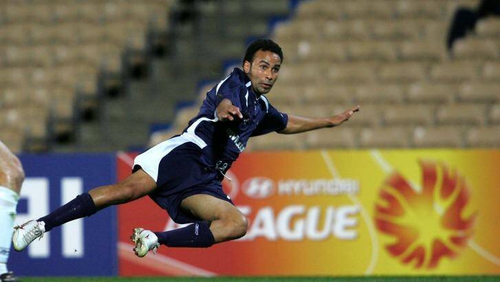 Archie Thompson in action for Victory during the 2005 pre-season. Photo: Vince Caligiuri
