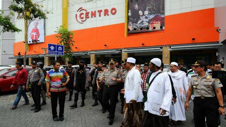 The Islam Defenders Front delegation speak to police outside a Surabaya shopping centre. Photo: Robertus Pudyanto