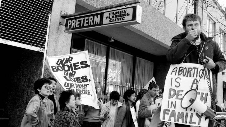 Pro choice and right-to-life demonstrators clash during a demonstration outside the Preterm Clinic in Cooper Street, Surry Hills on August 15, 1985.  Photo: Vic Sumner