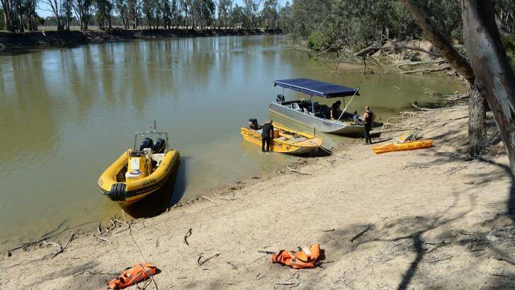 Police, emergency services and the public continue search for a six-year-old boy who was swept down the Murray River on Saturday afternoon. Photo:  Jim Aldersley