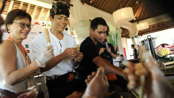 Ubud chef Made Lugra makes sate lilit, a popular local seafood sate, with his audience. Photo: Anggara Mahendra