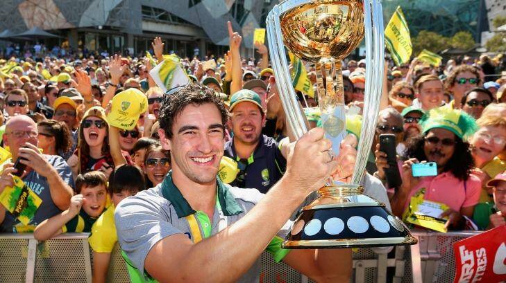 Mitchell Starc poses with the ICC Cricket World Cup trophy in front of fans at Federation Square. Photo: Quinn Rooney