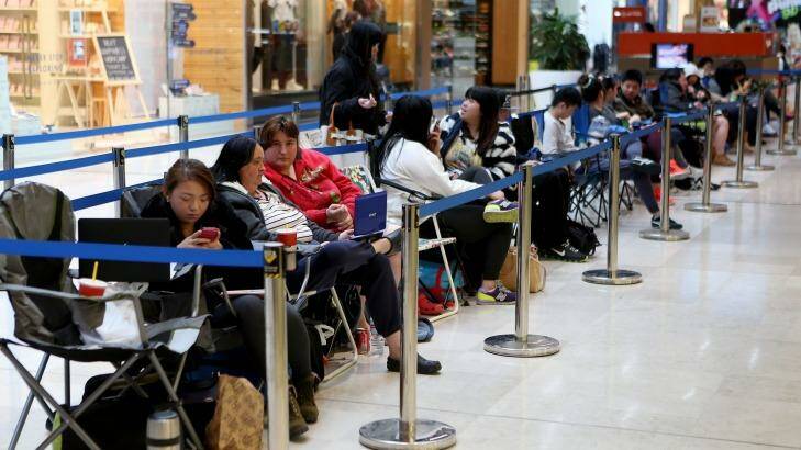 Melbourne customers queue for the new iPhone 6 at the Apple store at Westfield Fountain Gate Shopping Centre on Thursday. Photo: Patrick Scala