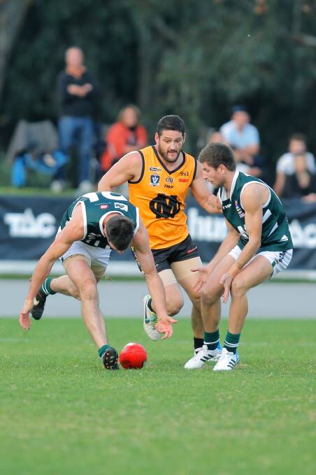Paul Hinkley picks up the footy ahead of Brendan Fevola. Picture: THE BORDER MAIL