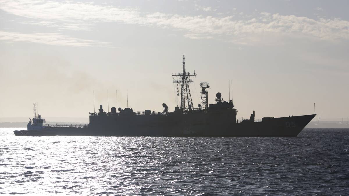 HMAS Melbourne will pass 800 metres off the Warrnambool coast tonight, and a Seahawk helicopter will flyby and release a short volley of flares. 