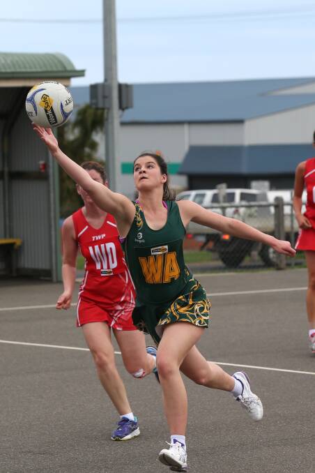 Old Collegians wing attack Maddie McLeod stretches for a pass.