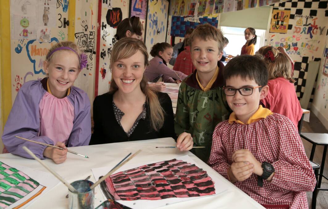 Robbie Burns Festival artist in residence Renae Shadler helps St Patrick’s Primary School pupils (from left) Amelia Horan, 9, Luke Smith, 9, and Angus Routson, 8, with their personal tartan designs. 140617RG12 Picture: ROB GUNSTONE
