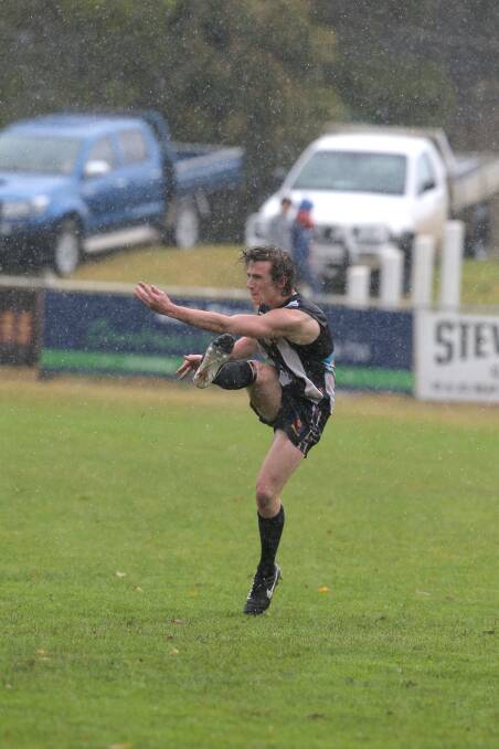 Camperdown’s Cam Spence puts in a huge effort to drive the ball forward in heavy conditions at Leura Oval on Saturday in the clash with Hamilton Kangaroos. 140509VH29 Pictures: VICKY HUGHSON