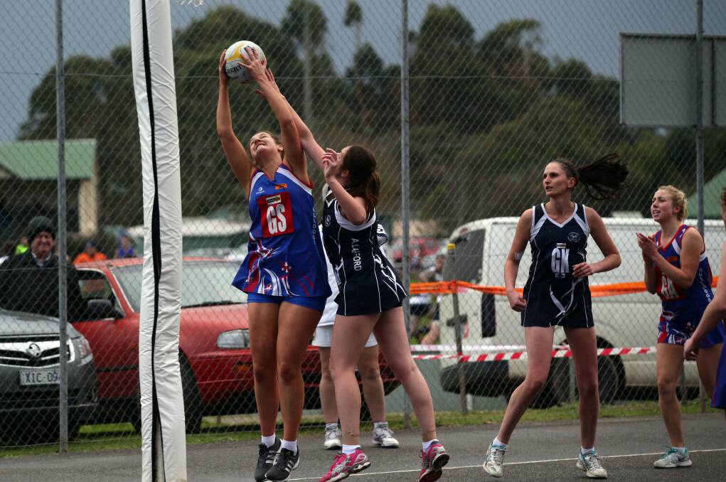 Panmure goal shooter Maddi White grabs the ball under intense pressure from Allansford goal defence Natasha Dwyer.  140628DW42 Picture: DAMIAN WHITE