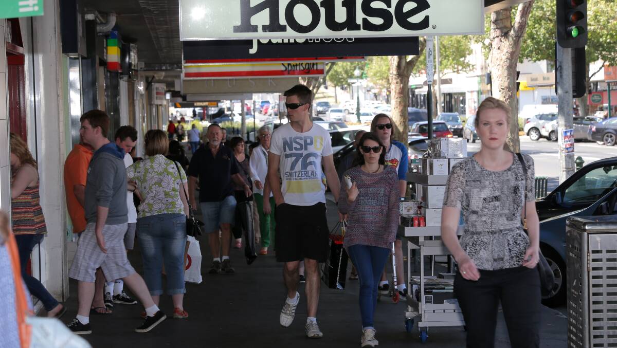 Busy Christmas shoppers search Warrnambool’s central business district in search of that elusive last-minute gift amid mixed trading reports from the city’s retailers. 141220VH38 Picture: VICKY HUGHSON