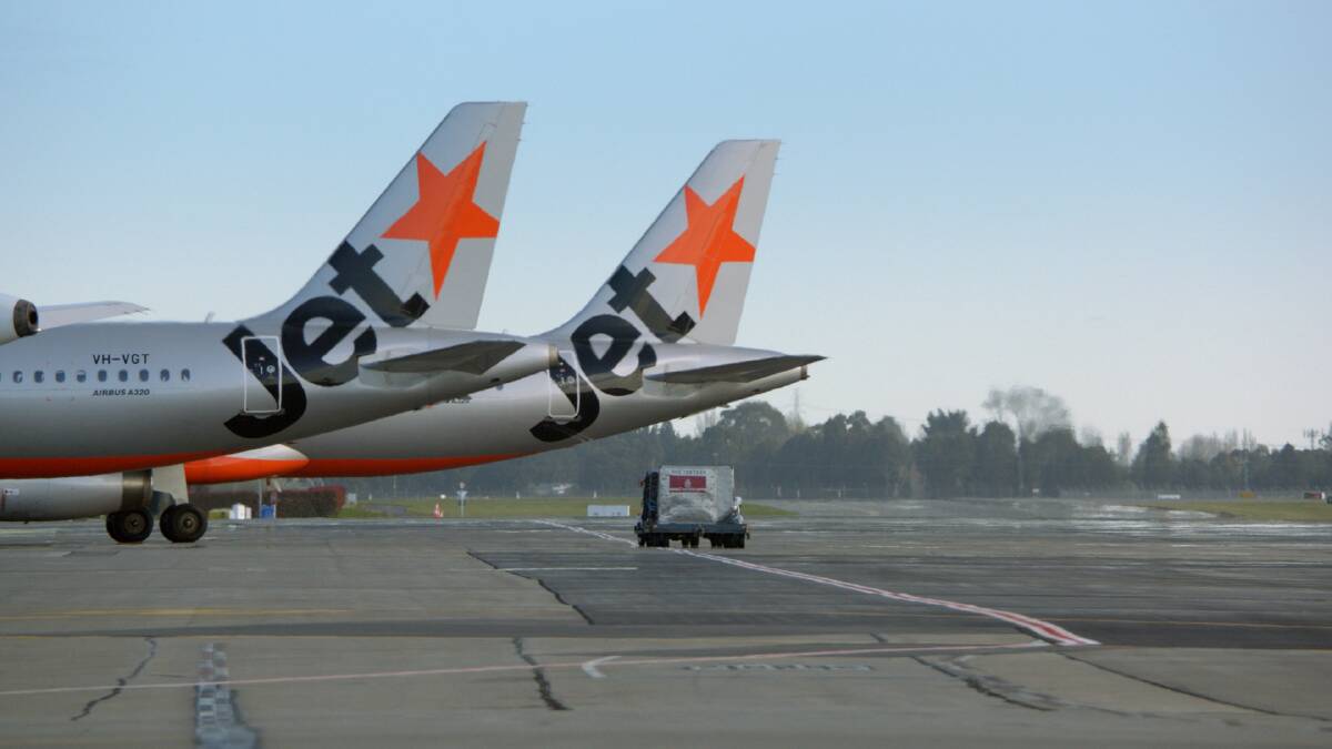 Premier and South West Coast MP Denis Napthine has offered millions of dollars to help retain Jetstar's operations at Avalon Airport. 