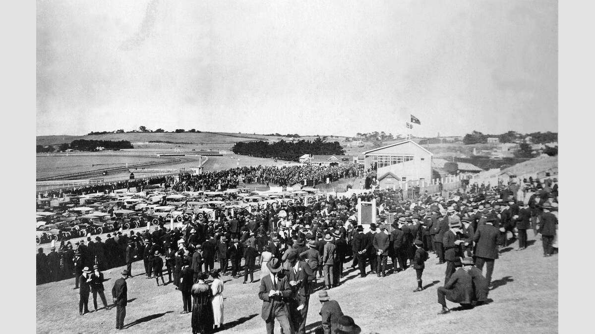 Warrnambool Racetrack crowd in the early 1920s. SOURCE: Warrnambool & District Historical Society.