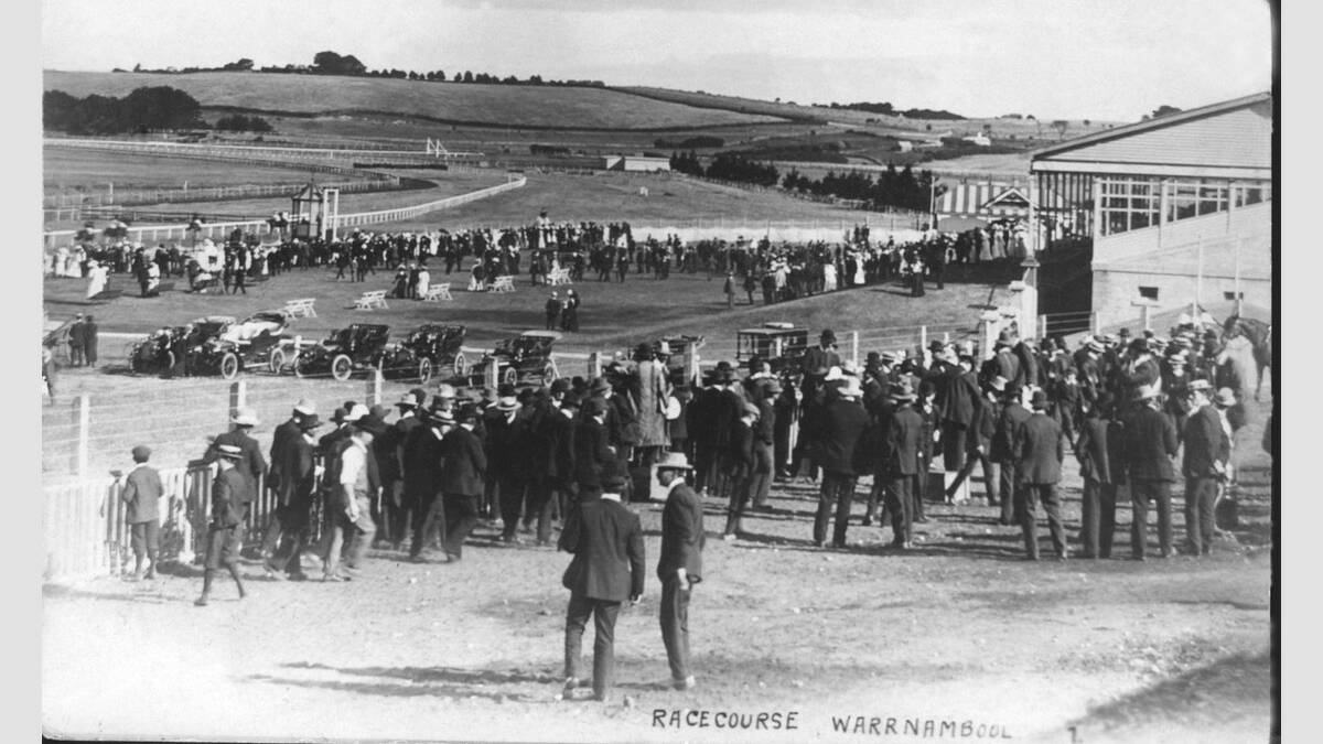 A race crowd estimated between 1890 and 1910. SOURCE: Warrnambool & District Historical Society.