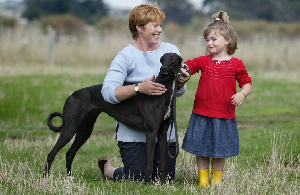 Yangery greyhound trainer Vicki McDonald with daughter Shelby, 4, and Nordic Winds.