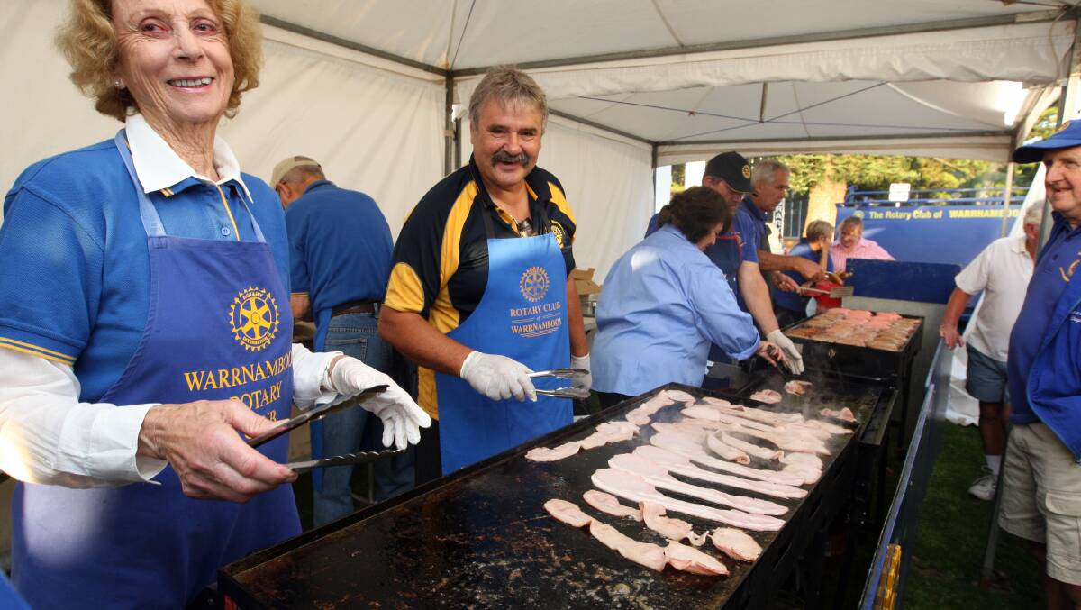 Bunny Hinchcliff and Tony Austin from Warrnambool Rotary Club cook up a storm. Picture: LEANNE PICKETT