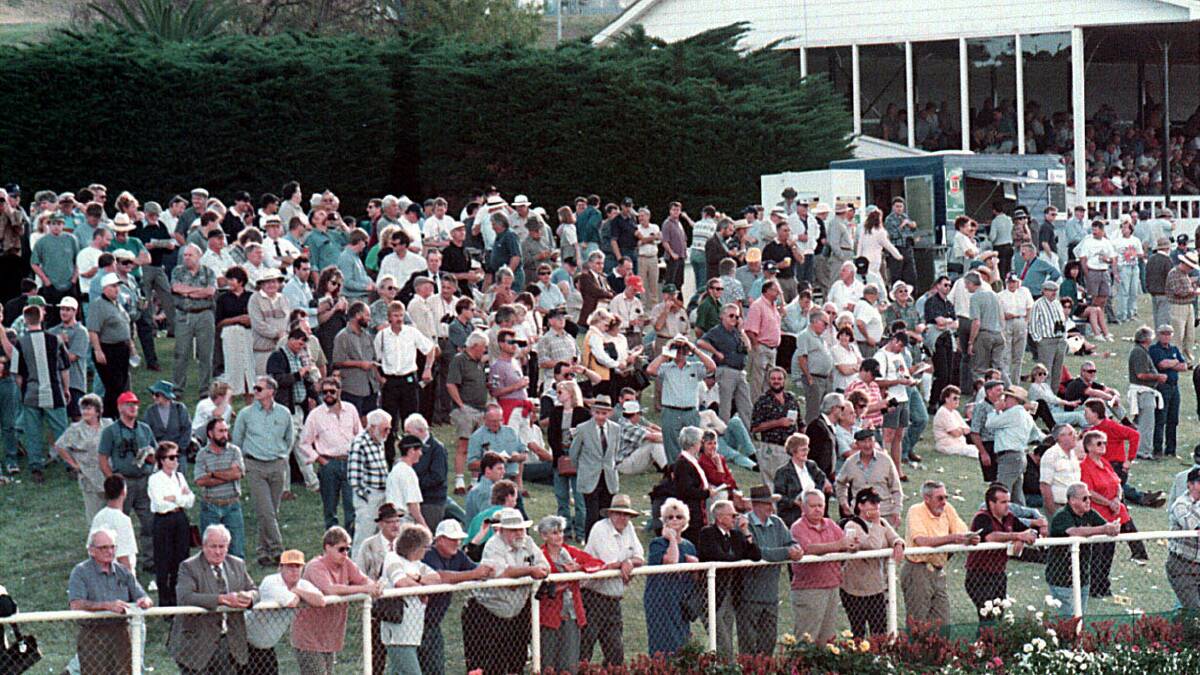 A 1997 May Races crowd.