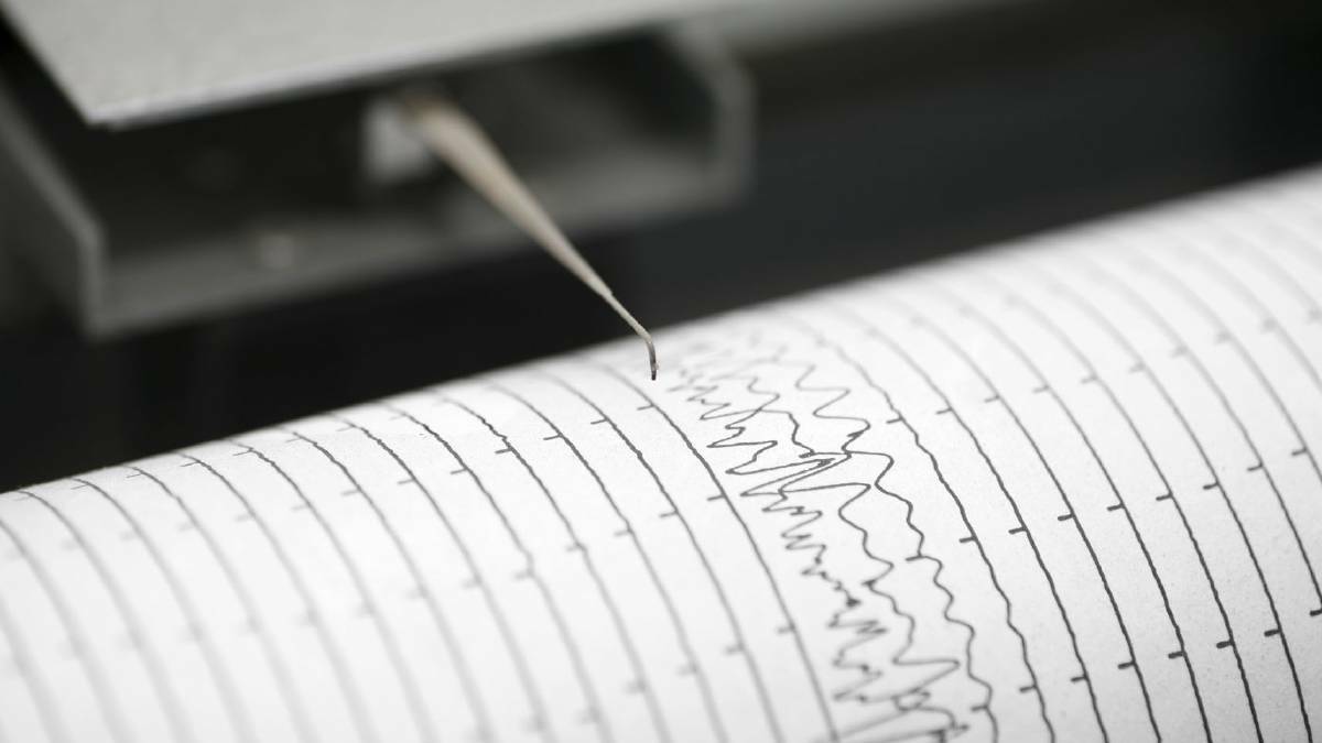 A 4.8  magnitude earthquake was reported off the Warrnambool coast on Thursday afternoon. 