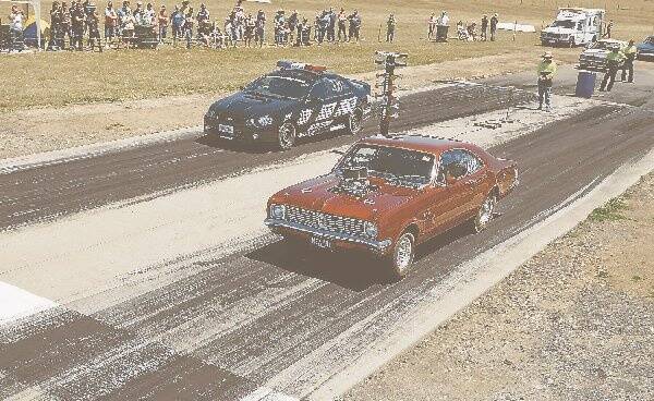 Keith Hards (left) and Barry Fitzgerald jump from the start line. 090118SB06Picture: STEVEN BROADLEY  Darran Edwards (right) outruns the Operation Drag Right police car in his HT Monaro. 090118SB12