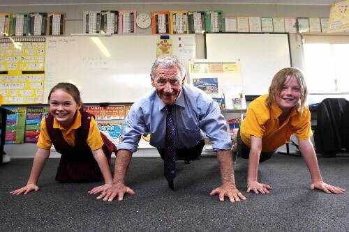 AFL legend Tom Hafey joins Camperdown's St Patrick's pupils Jasmine Hickey (left), 12, and Charlie Darcy, 10, in some push ups. 090727DW20 Picture: DAMIAN WHITE