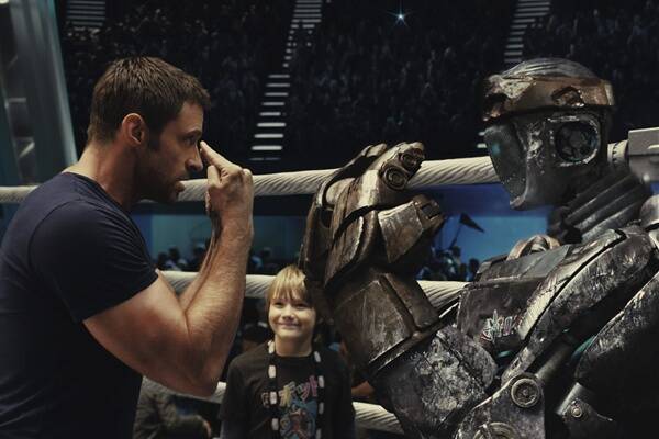 Charlie (Jackman), Max (Goyo) and their robot Atom in  Real Steel .