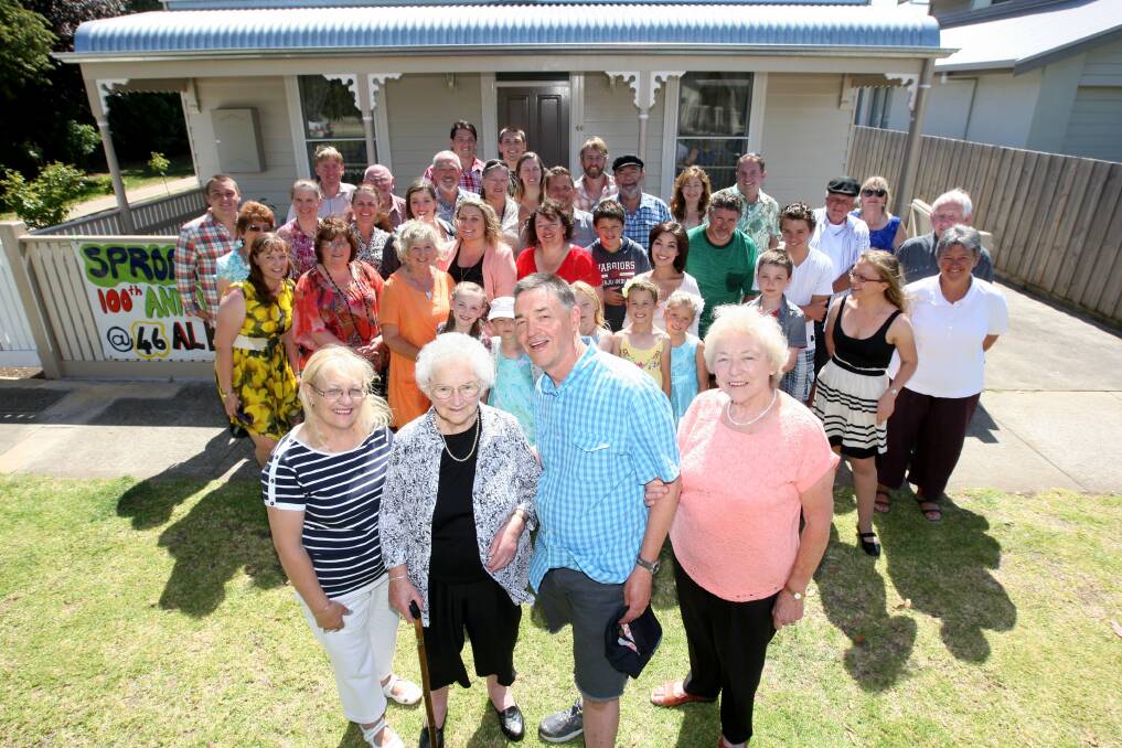  Cathy Sproal (front, left) with Dawn Freeman, current owner of the house Neil Sproal, Olive Thistlethwait and the rest of the Sproal clan.