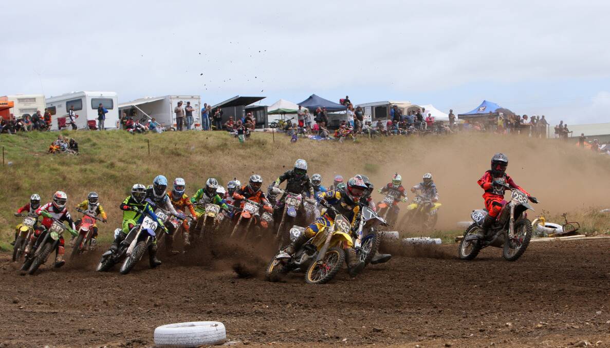  Senior lites B grade riders kick up the dust as they tear around the Lake Gillear course. 