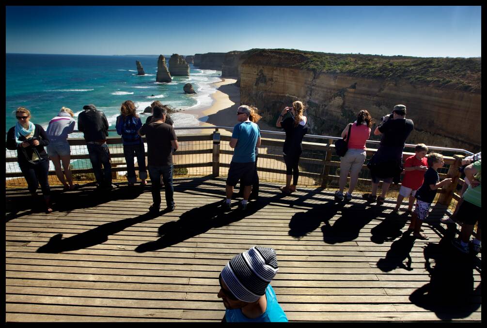 Visitors to the Great Ocean Road region are generally well-paid and mostly enjoy their holiday, a survey has found. 