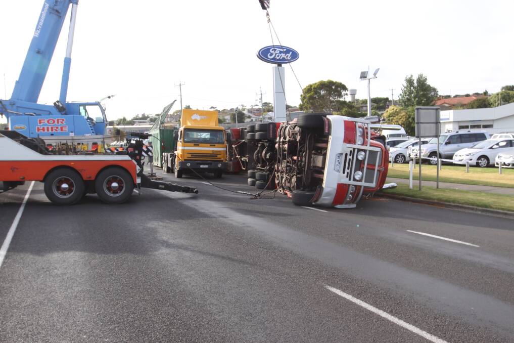 A  prime mover carrying rubbish tipped over around 4am, causing both west-bound lanes of Raglan Parade to be blocked, as well as one east-bound lane.