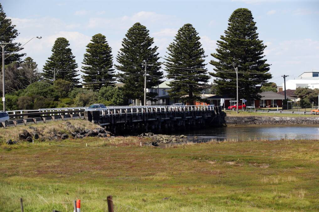 Port Fairy locals angry at plans to build a home on a floodplain next to the Moyne River bridge are expected to pack into the council chambers for the crucial vote tonight.