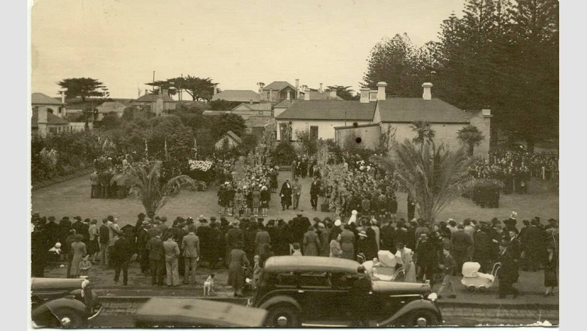 The two young palm trees pictured on the Civic Green are there to this day, only much larger. The occasion was a visit by the Governor of Victoria Winston Dugan (seen walking mid-picture with Warrnambool’s robed mayor), possibly for the city’s centenary. SOURCE: Warrnambool & District Historical Society.