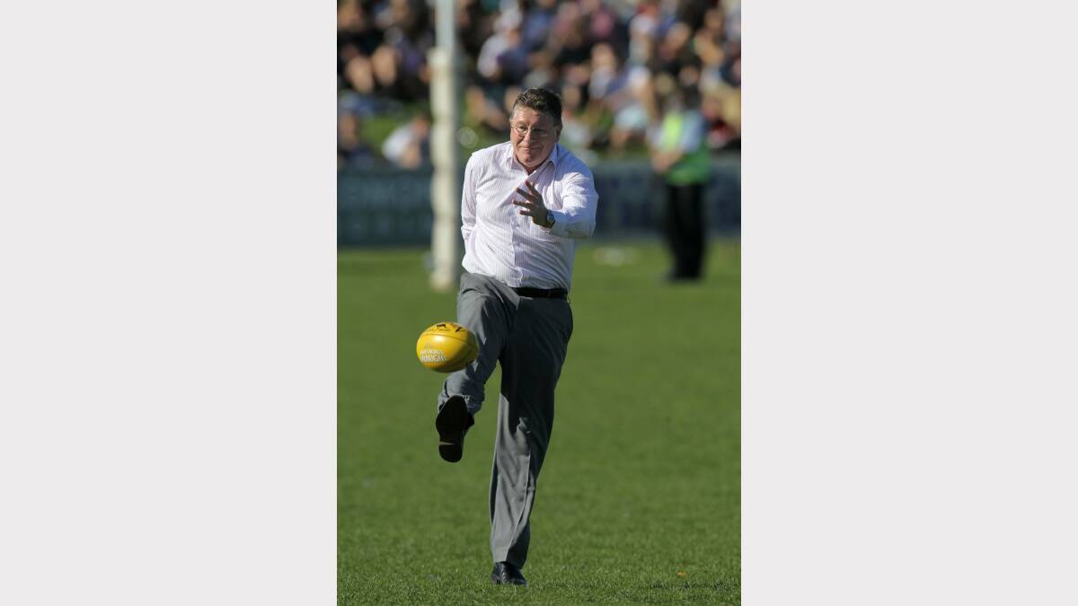 Last year Denis Napthine had a crack at the half time $5000 kick into the back of a ute.