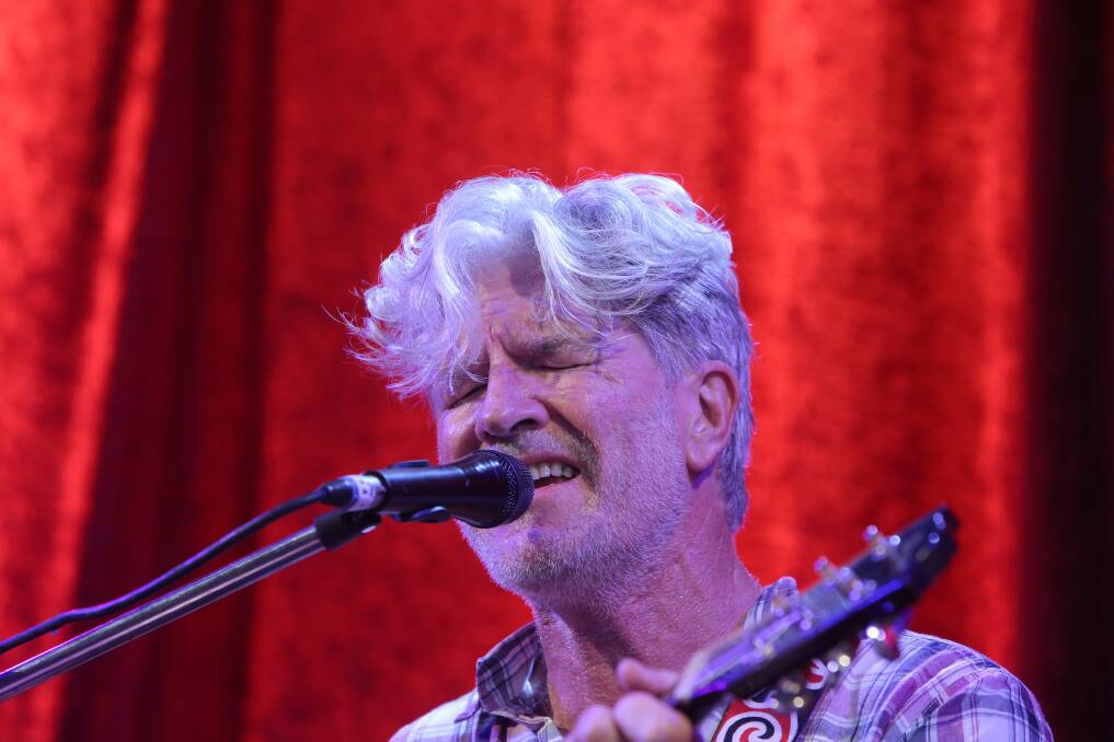 A barefoot Tim Finn embraced the Folkie atmosphere and captivated both young and old.