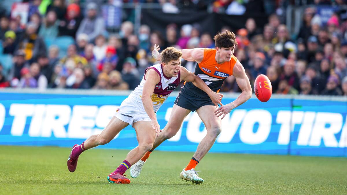Zac Bailey fights for a loose ball with GWS Giant Sam Taylor in 2022. Picture by Sitthixay Ditthavong