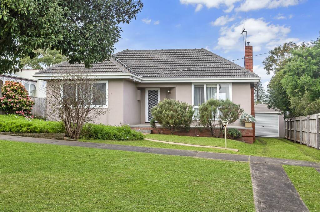 A 1950s conite a tile house at the north end of Kelp Street sold for $700,000, just above the top of the expected range in an auction that drew a strong crowd of 50 to 60 people.