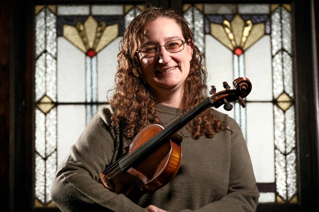 FIDDLER: Texan Laura Flanagan is undertaking a two-month fellowship in Terang. Her work will also focus on Camperdown. Picture: Chris Doheny