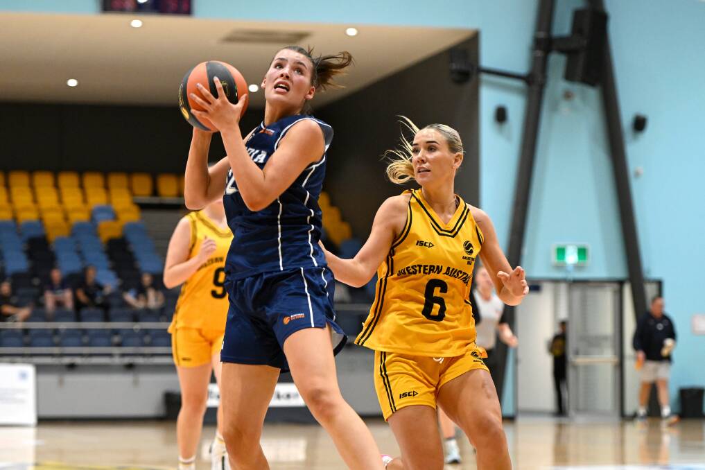 Dakota Crichton in action for Victoria in its round one match against Western Australia during the under 20 nationals. Picture by Ballarat Courier