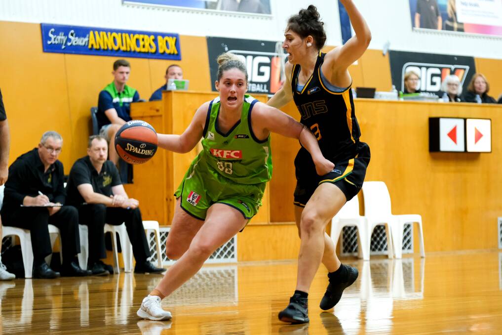 FOCUS: Warrnambool Mermaids' Molly McKinnon in action on Saturday night. Picture: Chris Doheny