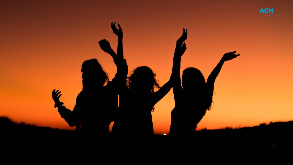 Three young people dance at sunset. Picture via Canva