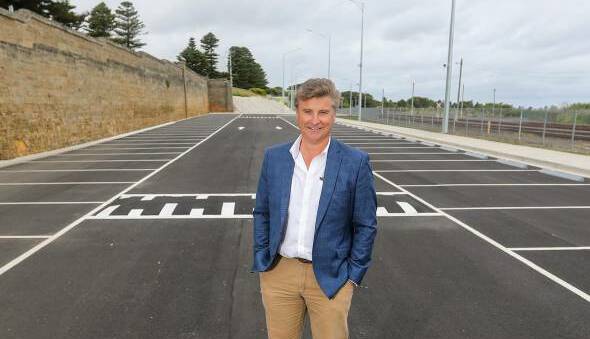 Warrnambool mayor Tony Herbert has called a special meeting to consider whether to bring in an expert to investigate the council's credit card policies and procedures.