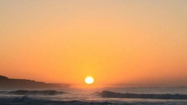@herrytoy: Good morning, going to be a rippa day, the Flume 630am #sun #sunrise #destinationwarrnambool #warrnambool #myabcphoto #iphone #love3280 #walk #goodmorning #morning #beach #australia #ocean #walk #goodmorning #morning