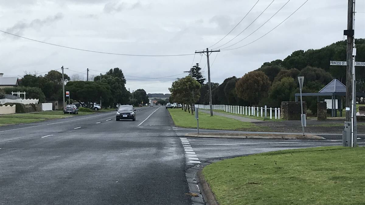 The Warrnambool intersection of Princess Street and Cramer Street. The road surface is quite wide.