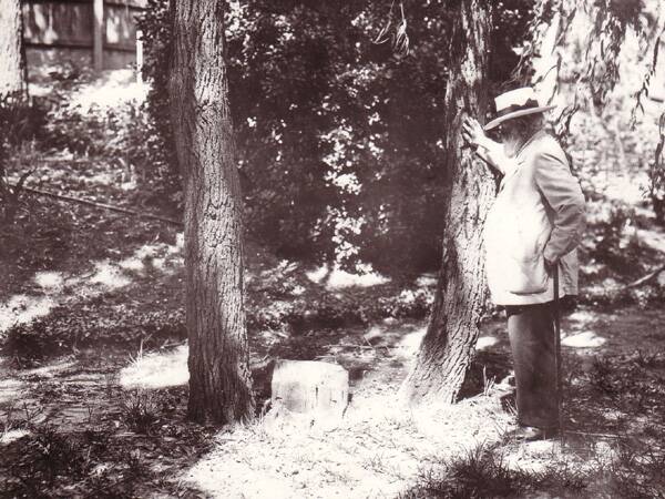 "Quartz King" George Lansell in the gardens of Fortuna Villa, 1904.