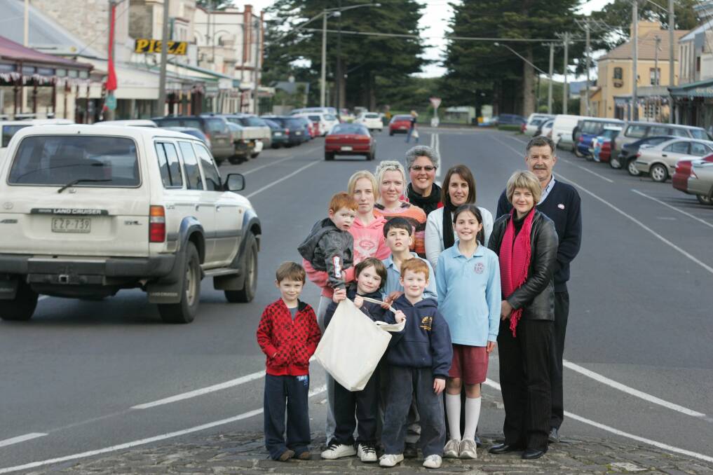 Leaders:Genevieve Grant, Sue Paulka, Lindy Sharp and Colin Cleary with local children in 2008 when the reusable shopping bags were launched.