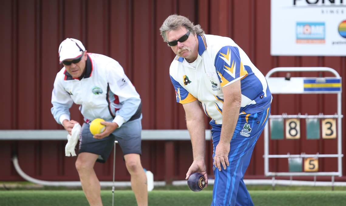SYNCHRONISED: Dennington Red bowler Darren King watches intently as Warrnambool Blue opponent Ian Hatfield prepares to send down his shot on Saturday. Pictures: Vicky Hughson