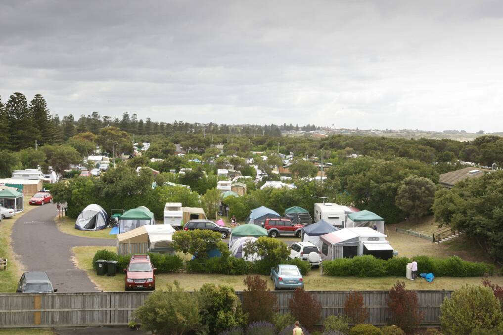 Holidaymakers from bushfire-affected regions fill caravan parks