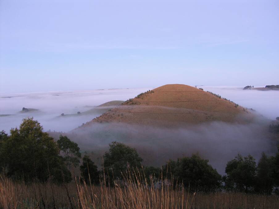 Mount Leura is a 313-metre scoria cone surrounding a dry crater 100 metres deep and is the central and most obvious component of a larger volcanic complex south-east of Camperdown.